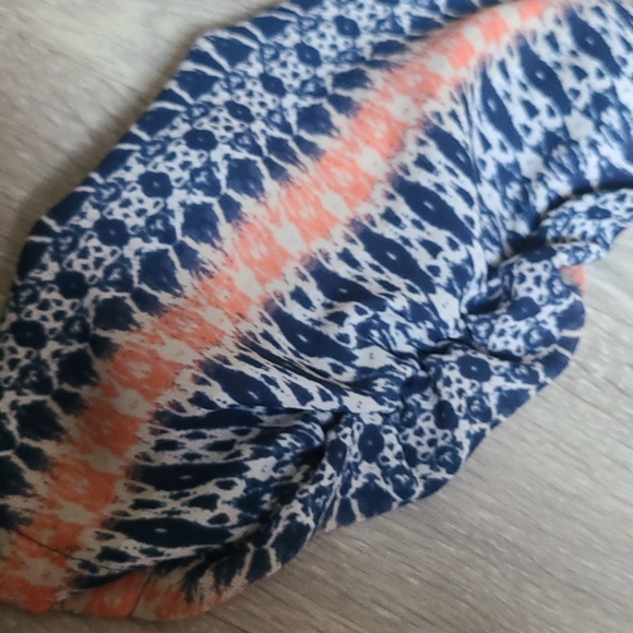 Beautiful designed top with buttons - Picture 3 of 3